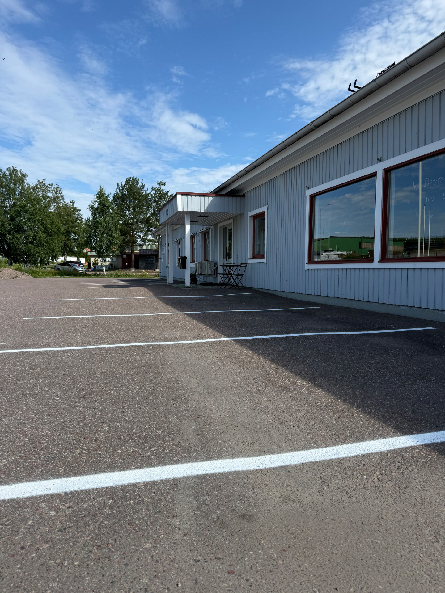 Parkeringsmålning i Hedemora – färdigställda rutor framför kontorsbyggnad